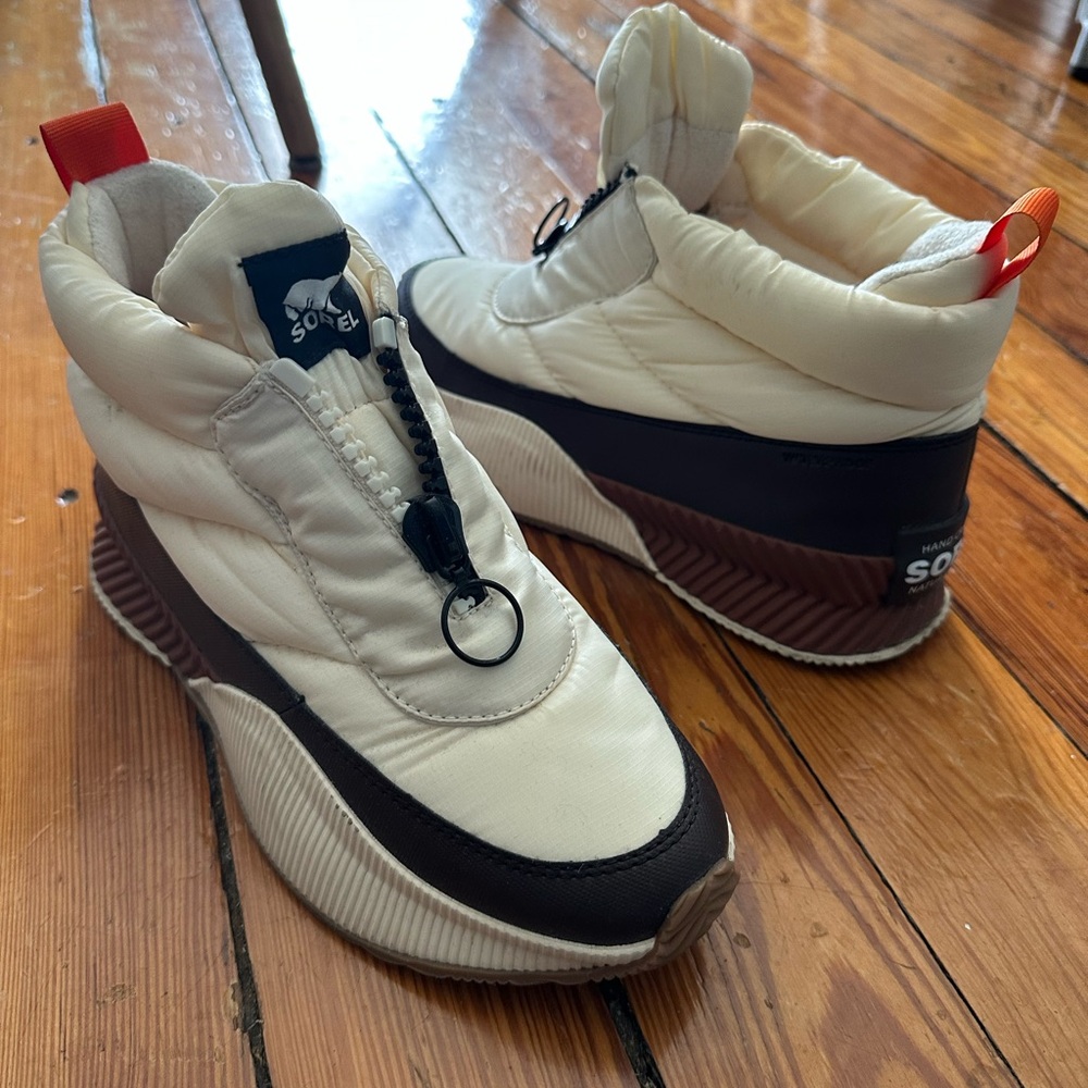Sorel white/cream puffy high-top sneakers boots waterproof insulated size 8